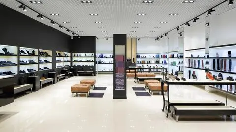 Wyszedł ze sklepu w damskich butach. Swoje stare obuwie zostawił w pudełku