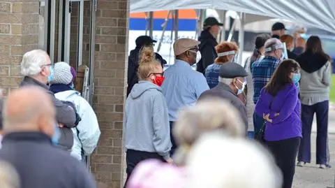 Apelowali o pozostanie w domach, sami pojechali na urlopy. Seria politycznych dymisji po skandalu