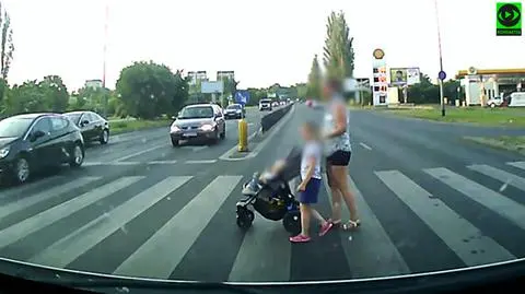 Kierowcy nie zatrzymali się przed matką z dziećmi na pasach