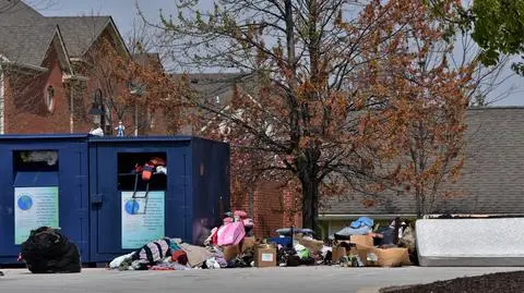 donation box pojemnik na datki shutterstock