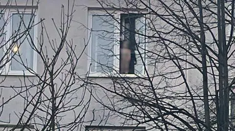 Dzieci stały w oknie na czwartym piętrze 