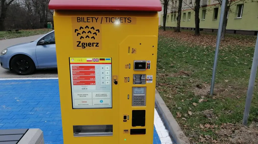 Biletomat za blokami, 400 metrów od przystanku