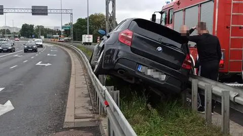 "Wypadł z drogi i zawisł na barierach"