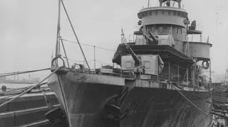 Niszczyciel ORP "Grom" w doku wykończeniowym w Southampton w 1937 r