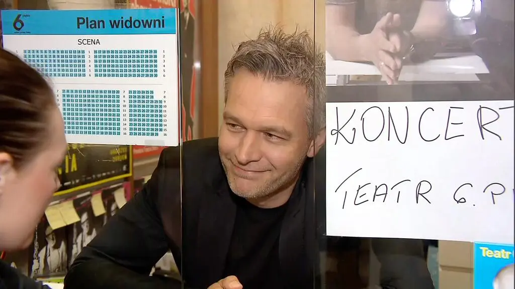 Dyrektor Żebrowski w okienku kasy