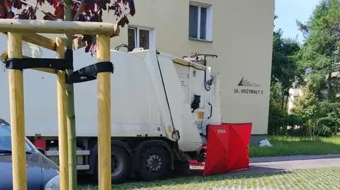 Przechodziła przez drogę tuż przed śmieciarką. Kierowca ruszył, odpowie za śmierć pieszej
