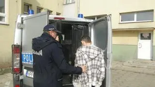 Policja zatrzymała 5 mężczyzn, którzy mieli podawać się za komorników