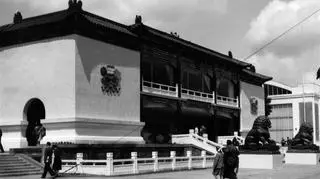 Ten sam pawilon rok później z lwami przy wejściu