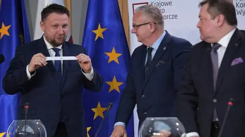 Śmiech na sali i odważny ruch Marcina Kierwińskiego. Wylosował numer listy wyborczej dla Prawa i Sprawiedliwości