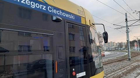 Muzyczny tramwaj na torach. Pasażerowie słuchają utworów Grzegorza Ciechowskiego