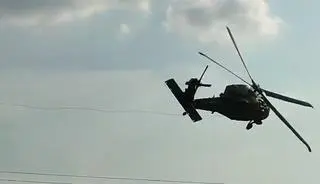 Moment zerwania linii energetycznej przez śmigłowiec Black Hawk