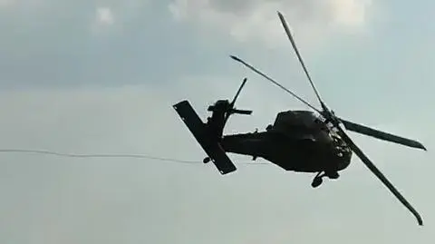 Moment zerwania linii energetycznej przez śmigłowiec Black Hawk