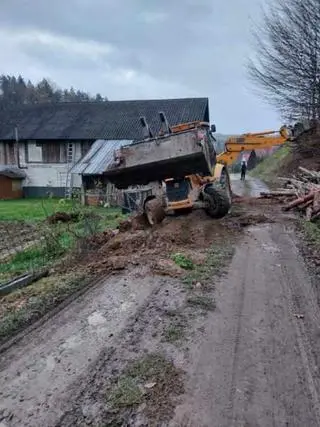 Operator koparki zniszczył drogę 