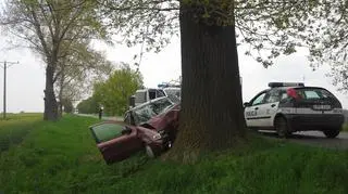 75-latek uderzył w drzewo