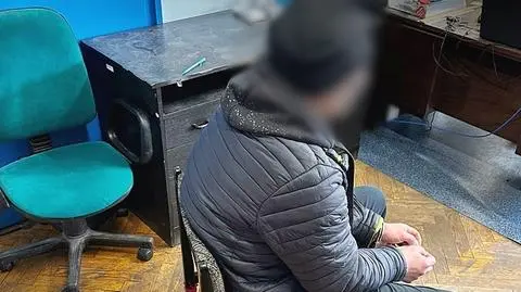 Mężczyzna ukrył się za suszarką, a później podawał się za brata