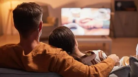 tv telewizor serial shutterstock_1986877646_1