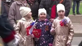 Dziewczynki w kurtkach z literami "Z" uczestniczą w paradzie zwycięstwa w Petersburgu 