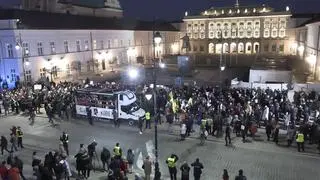 Manifestacja kobiet przed Pałacem Prezydenckim 