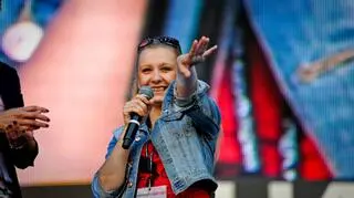 Patrycja Tomczak pozdrawia kibiców ze sceny 