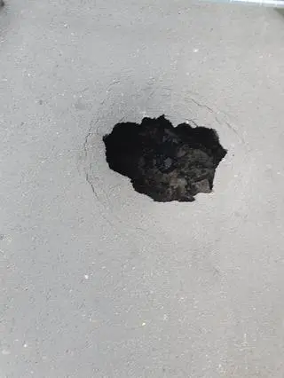 Dziura na środku ulicy Wyspiańskiego w Krakowie