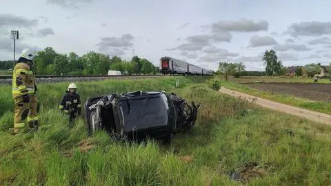 Nie zdążył zahamować i wjechał na tory. Pociąg uderzył w auto