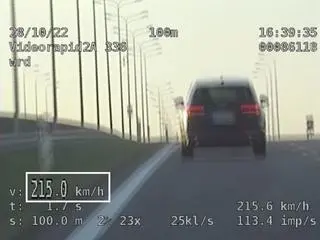  34-latek zatrzymany przez policję na drodze ekspresowej pędził 215 km/h.