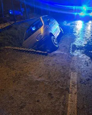 Pijany kierowca wjechał do rowu na ulicy Korabnickiej w podkrakowskiej Skawinie