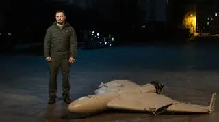Wołodymyr Zełenski opublikował zdjęcie, na którym stoi obok strąconego drona bojowego