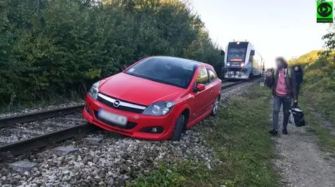 Samochód stał na torach, w środku nikogo nie było. Musieli wstrzymać ruch pociągów