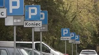 Znak za znakiem na parkingu