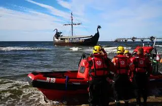 Statek wycieczkowy utknął 50 metrów od plaży w Międzyzdrojach