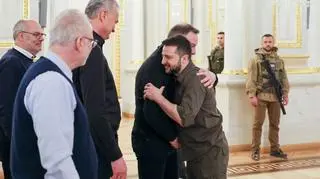 Andrzej Duda and Volodymyr Zelenskiy shaking hands and hugging each other