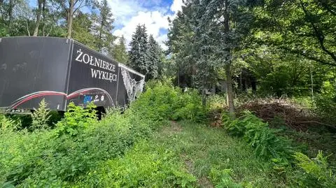 Milion z publicznych pieniędzy na willę, a zajęcia w przyczepie wśród chaszczy?