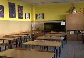 W szkole tynk oderwał się z sufitu i spadł na dzieci
