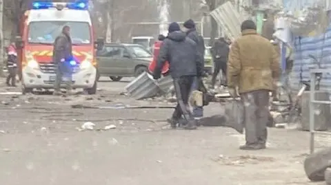 Rosyjskie rakiety spadły na rynek, dworzec i stacje benzynowe. Nie żyje osiem osób 