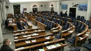 Senatorowie PiS-u wychodzą z sali