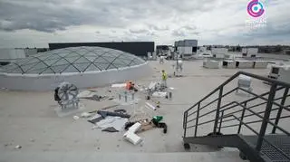 a dachu kończone jest szklenie świetlików i instalacja urządzeń wentylacyjnych