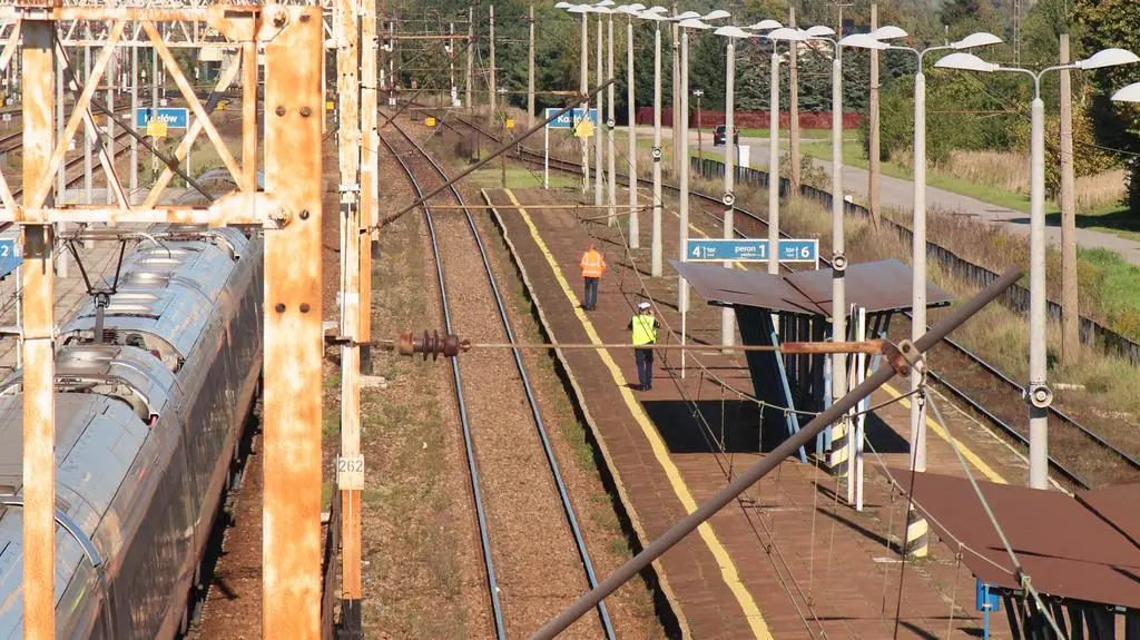 Mężczyzna zasnął na torowisku