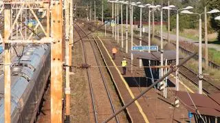 Mężczyzna zasnął na torowisku