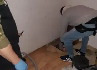 Lokatorzy utrzymywali, że poszukiwanego mężczyzny nie ma w mieszkaniu. Ukrywał się pod podłogą