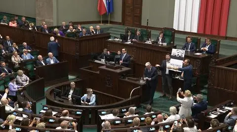 Parliament passes a law allowing national referendum to be held on election day