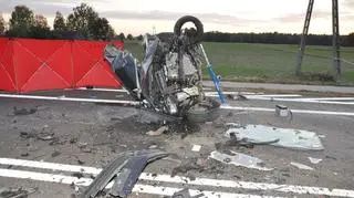 Siła uderzenia była tak duża, że samochód rozerwało na części 