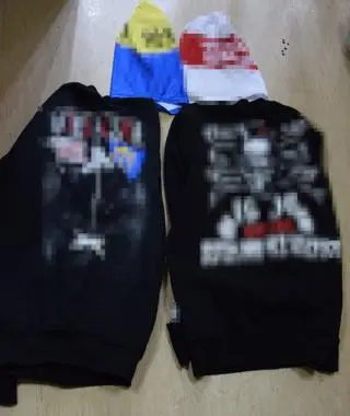 W mieszkaniach zatrzymanych policja znalazła ubrania i emblematy kibicowskie