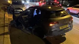 Uciekinier uszkodził kilka aut, a swoje porzucił przed skokiem do Wisły