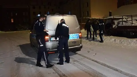 Policjanci pomagają bezdomnym (zdjęcie ilustracyjne)