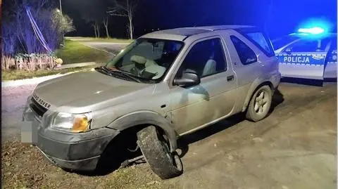Ojciec i syn wjechali w ciągnik i uciekli. Później wzajemnie oskarżali się o kierowanie autem