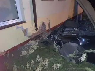 Samochód zjechał z drogi i uderzył w świetlicę wiejską. Policja szuka kierowcy