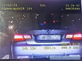 Kierowca poruszał się bmw