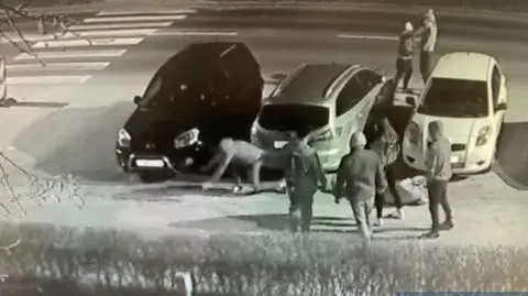 Zaatakowali "bez powodu", ciosy zadawali między innymi znakiem drogowym