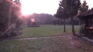 Po willi w Karczowiskach Górnych ekipę TVN24 oprowadzał prezes Fundacji Dumni z Elbląga